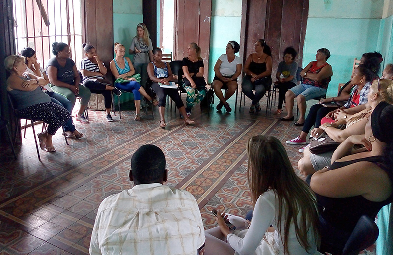 De pie, Rocío Fernández Ruiz, especialista del Porgrama Académico, facilita la segunda parte del Taller