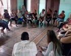 De pie, Rocío Fernández Ruiz, especialista del Porgrama Académico, facilita la segunda parte del Taller