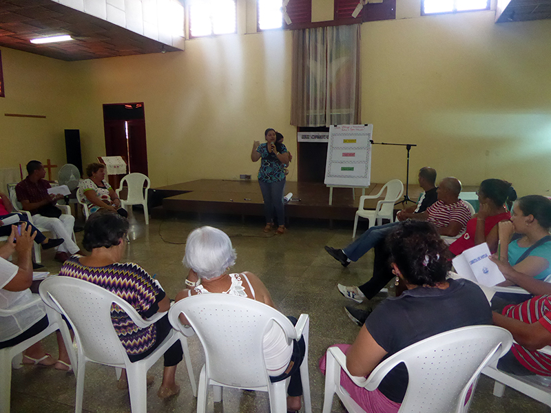 Al centro Patricia de la Paz, especialista del Departamento Académico