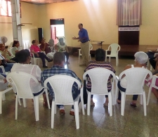 Al centro el pastor Samuel Hernández