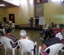 Al centro Patricia de la Paz, especialista del Departamento Académico