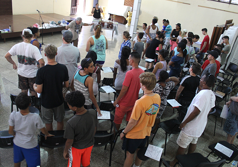 Campamento de verano para adolescentes y jóvenes. Obed E. Martínez, pastor de la Iglesia Morava (al frente) da la bienvenida