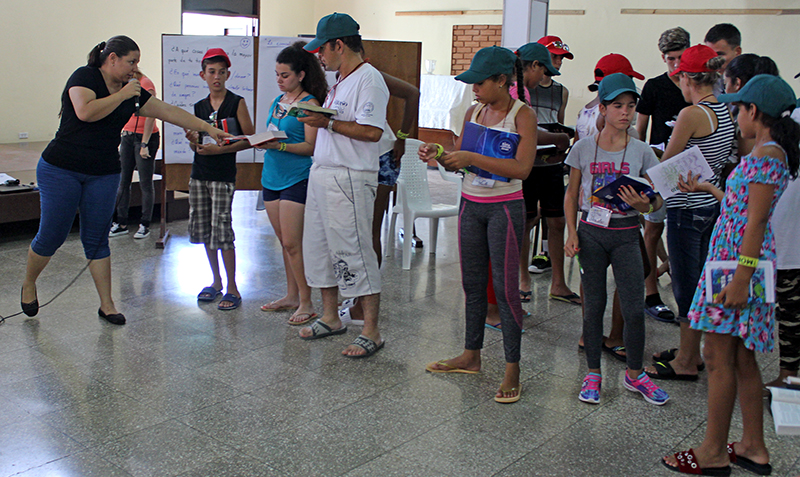 Finalizado el Taller Valores cristianos en Carta a los gálatas, Patricia de la Paz, especialista del CCRD-C (a la izq.) realiza una dinámica participativa