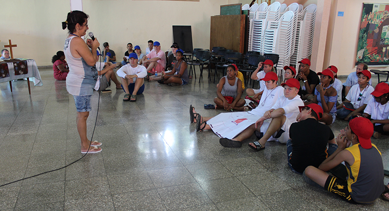 La pastora de la Iglesia Morava, Alay González Ramos, charla con los jóvenes