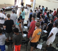 Campamento de verano para adolescentes y jóvenes. Obed E. Martínez, pastor de la Iglesia Morava (al frente) da la bienvenida