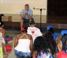 Debate sobre el sentido de la vida y maneras de disfrutar, después de ver el audiovisual Close Up. Al frente, Frank Velázquez, especialista del CCRD-C