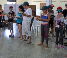 Finalizado el Taller Valores cristianos en Carta a los gálatas, Patricia de la Paz, especialista del CCRD-C (a la izq.) realiza una dinámica participativa