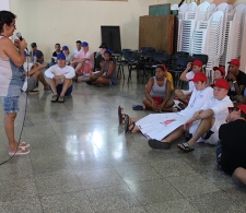 La pastora de la Iglesia Morava, Alay González Ramos, charla con los jóvenes