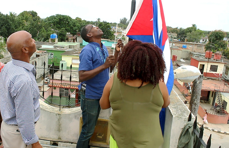 Durante el izaje de la bandera