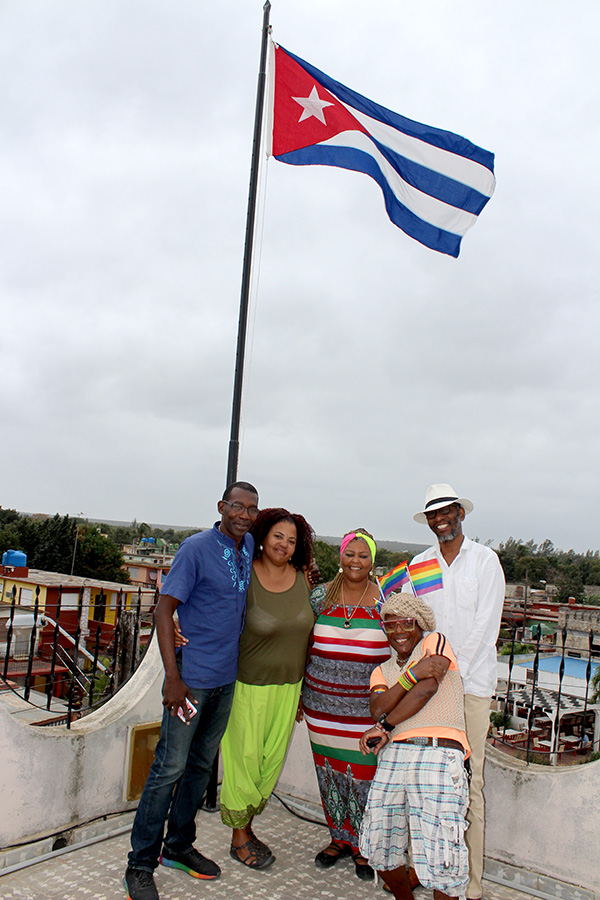 Invitados de La Habana y Matanzas posan junto a la bandera