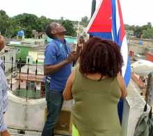Durante el izaje de la bandera