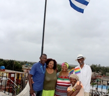 Invitados de La Habana y Matanzas posan junto a la bandera