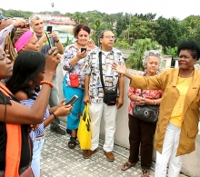 La profesora Silvia Alderete recita un poema inspirado en nuestra enseña nacional