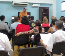 Durante la celebración. De pie, Pastor Samuel Hernández