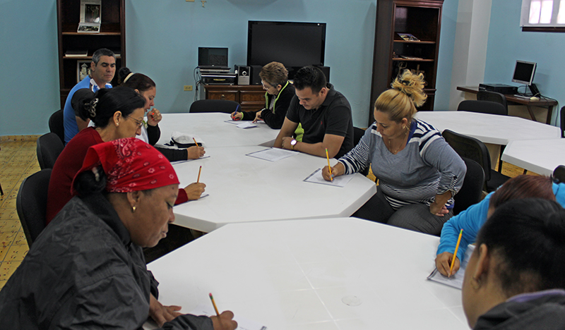 El personal de servicios realiza una encuesta, como parte de las actividades del Taller