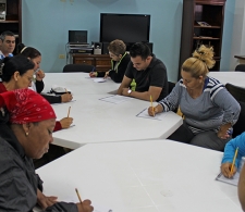 El personal de servicios realiza una encuesta, como parte de las actividades del Taller