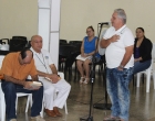 Pastor Obed Martínez (de pie), de la Iglesia Morava, en el momento de Acción de Gracias
