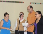 Lourmary Rodríguez, Rocío Fernández, pastor Samuel Hernández y Patricia de la Paz (de izquierda a derecha) cantando La canción de la alegría
