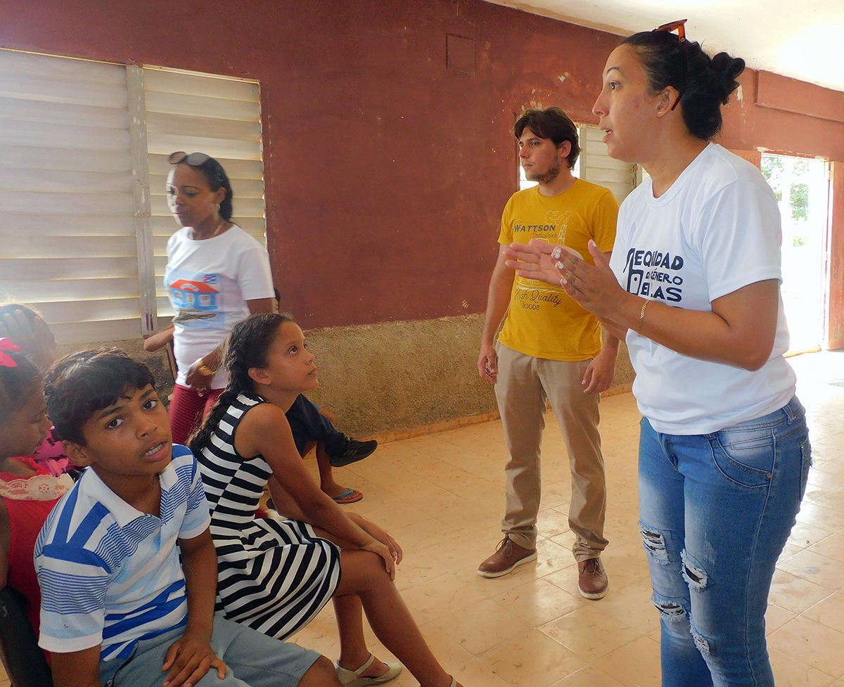 Yessi Sánchez y Luis Gabriel Díaz, psicólogos del CCRD-Cuba, conversan con los participantes en el taller