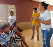 Yessi Sánchez y Luis Gabriel Díaz, psicólogos del CCRD-Cuba, conversan con los participantes en el taller