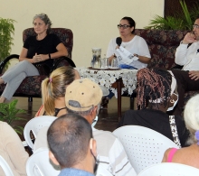 La profesora e investigadora de religiones Daylíns Rufín Pardo (al centro) moderó el coloquio