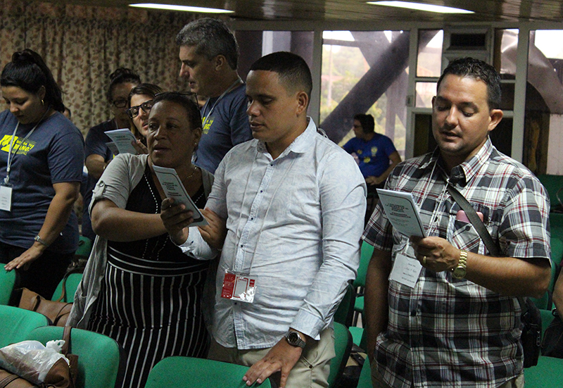 Devocional, durante el canto Alma misionera