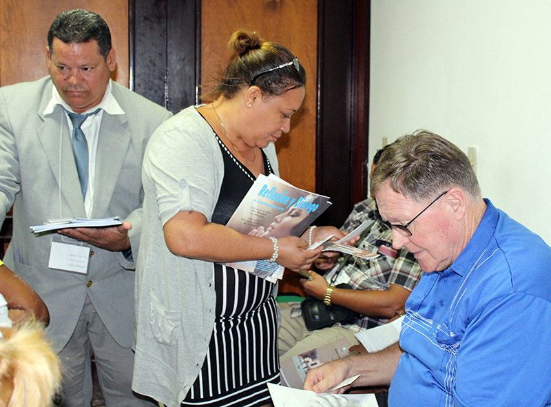 Los participantes reciben textos publicados por el CCRD-C