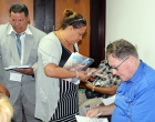 Los participantes reciben textos publicados por el CCRD-C