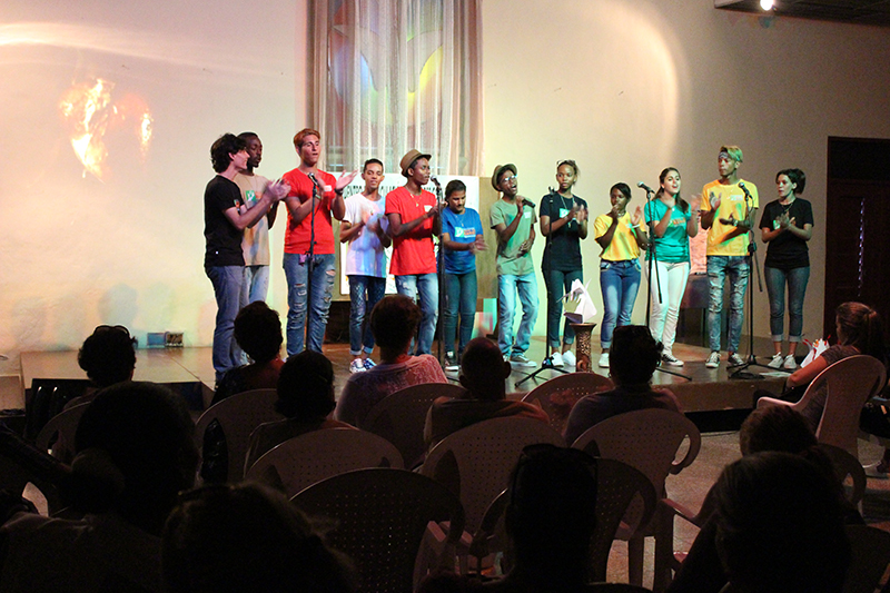 8-Coro-juvenil-Sin-palabras-concierto-cierre-del-Encuentro