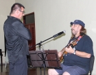 Abel Rodríguez Carreño, Director del quinteto Armonía (de pie) y Frank Delgado