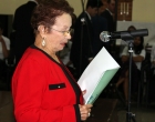 Rita Morris Cabrero, directora de la revista Reflexión y Diálogo, lee un poema