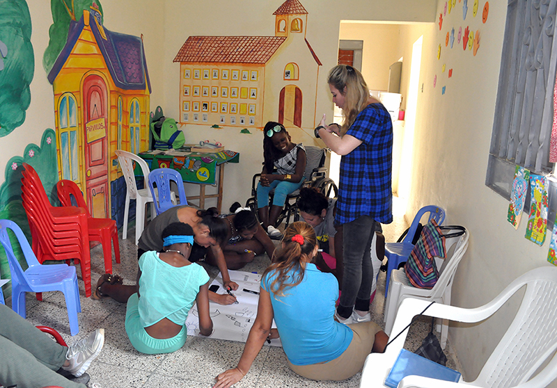 Rocío Fernández Ruiz, especialista del CCRD-C, en dinámica participativa con adolescentes