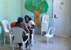 Colaboradora del CCRD-C, Yaimaralys Aldazabal, durante la orientación psicológica a familias