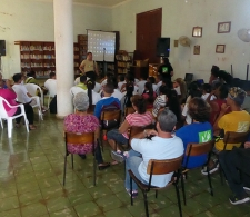Líderes del Proyecto, junto a adolescentes y niños de la comunidad