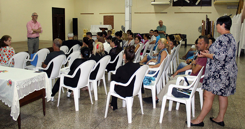 Directora Ejecutiva del CCRD-C (de pie a la derecha) expone sus ideas sobre el documental
