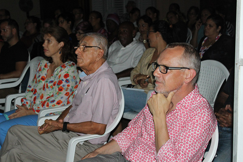 Durante la proyección del documental. De derecha a izquierda, Koen Suidgeest, cineasta; Rev. Raimundo García, fundador del CCRD-C y Alexandra Valkenburg; embajadora de Holanda
