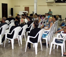 Directora Ejecutiva del CCRD-C (de pie a la derecha) expone sus ideas sobre el documental