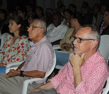 Durante la proyección del documental. De derecha a izquierda, Koen Suidgeest, cineasta; Rev. Raimundo García, fundador del CCRD-C y Alexandra Valkenburg; embajadora de Holanda