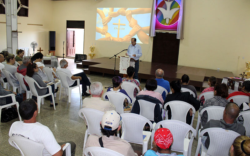 El pastor Samuel I. Hernández durante un momento de oración