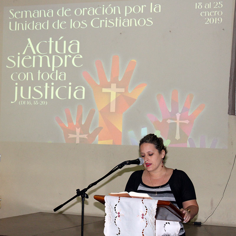 Una de las psicólogas del CCRD-C lee un mensaje de unidad