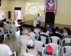 El pastor Samuel I. Hernández durante un momento de oración