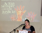 Una de las psicólogas del CCRD-C lee un mensaje de unidad