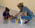 Profesional de Jovellanos atiende a los niños pequeños mientras se efectúa el Taller