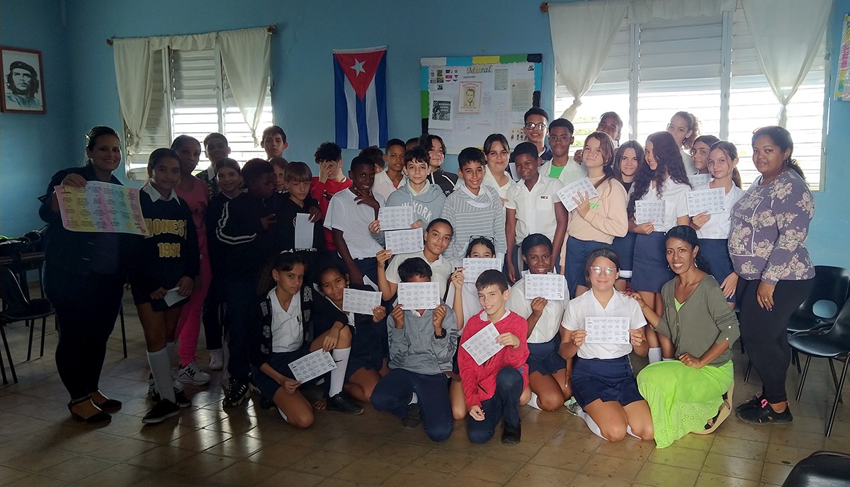 Con estudiantes de séptimo grado de la escuela secundaria básica Esteban Hernández
