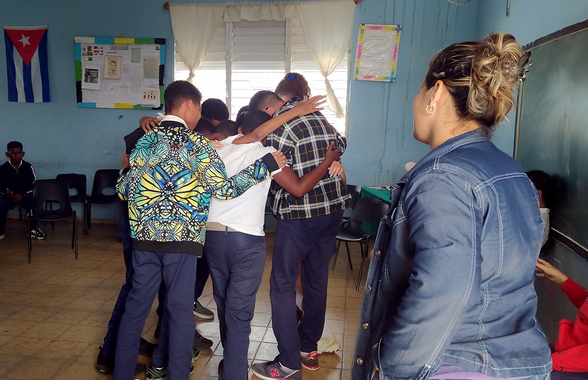 La psicóloga Maidenis Aguerrebere, colaboradora del CCRD-Cuba, pone en práctica dinámicas grupales para fomentar la cultura de paz