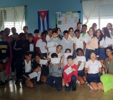 Con estudiantes de séptimo grado de la escuela secundaria básica Esteban Hernández