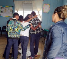 La psicóloga Maidenis Aguerrebere, colaboradora del CCRD-Cuba, pone en práctica dinámicas grupales para fomentar la cultura de paz
