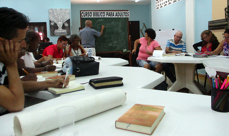Durante el Curso bíblico para adultos. De pie, Diego Valdés, coordinador del CID