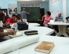 Durante el Curso bíblico para adultos. De pie, Diego Valdés, coordinador del CID