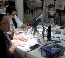 Bueno conocer los pasos a seguir antes de poner el acrílico, como dejar las uñas naturales cortas y desinfectar por completo la placa de la uña antes de comenzar el proceso